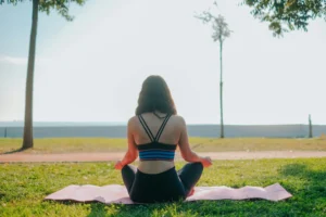 ध्यान मुद्रा में बैठे व्यक्ति – Comfortable Meditation Pose
